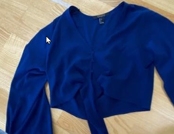 blauw hemd, lange mouwen + knop vooraan