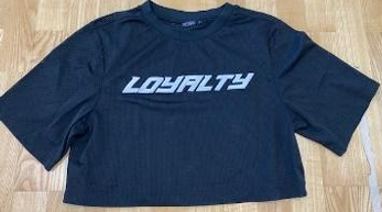Zwarte korte tshirt met gaatjes wit opschrift 'Loyality' korte mouwen
