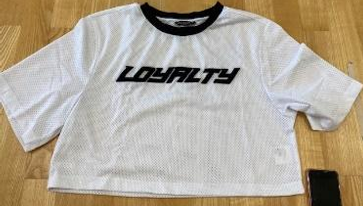 Witte korte tshirt met gaatjes zwart opschrift 'Loyality' korte mouwen