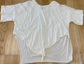 T-shirt crème kleur met korte mouwen om vooraan te knopen
