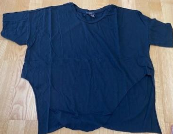 T-shirt zwart met korte mouwen om vooraan te knopen