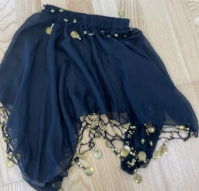 Zwart, wit, paars, lichtblauw en donker roos belletjes rok