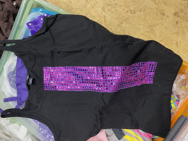Zwart topje met paarse glitterstrook