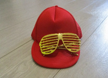 Rode pet met gouden bril