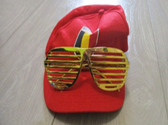Rode pet met gouden bril - Foto 2