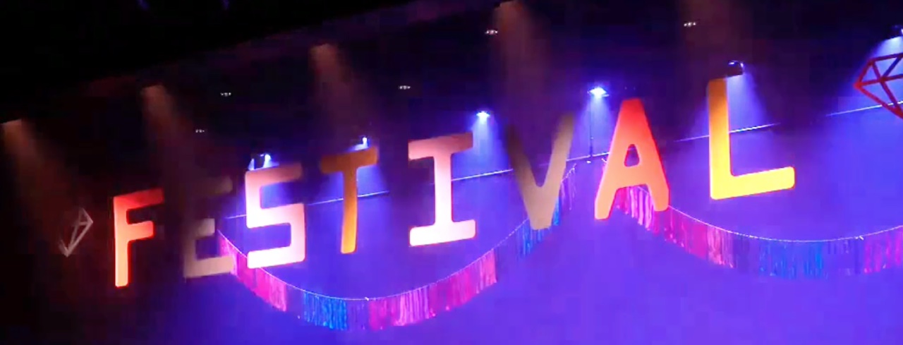 Letters "FESTIVAL" meerkleurig