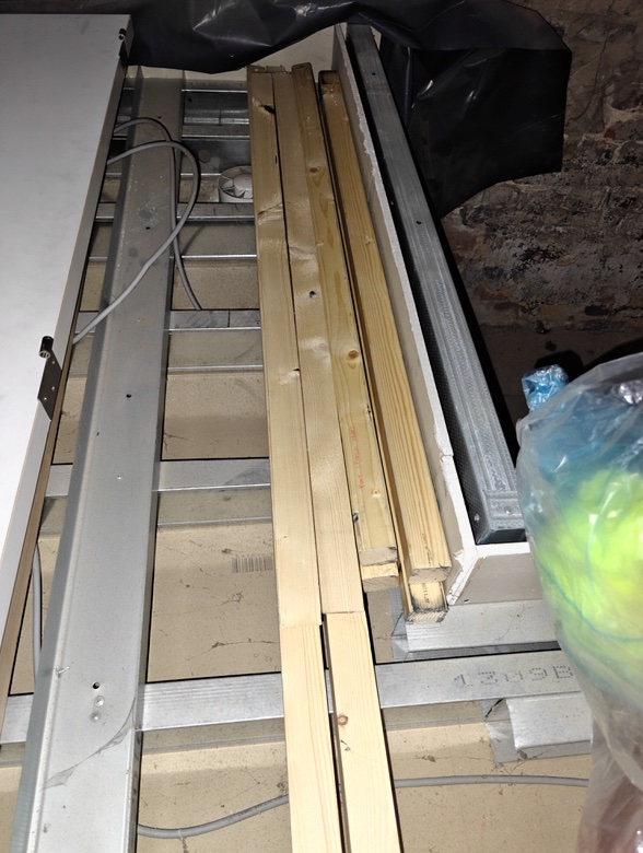 Houten balken voor podium (poten + schoren)