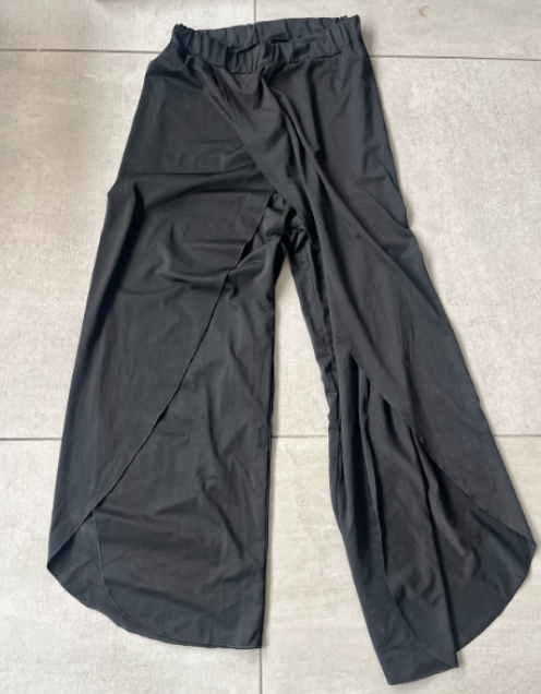 Zwarte losse broek met opening langs zijkant