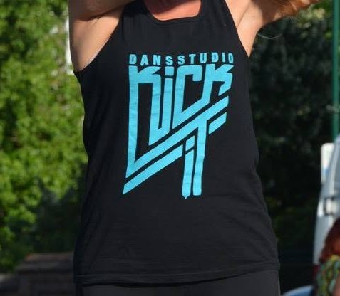 "Kick-it" tops met blauwe letters