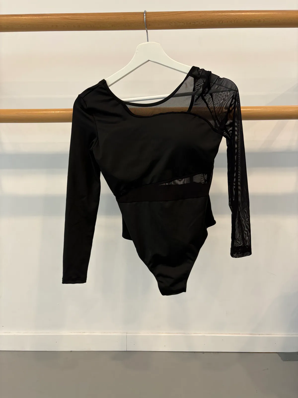 zwart balletpak, lange mouwen, transparante vlakken