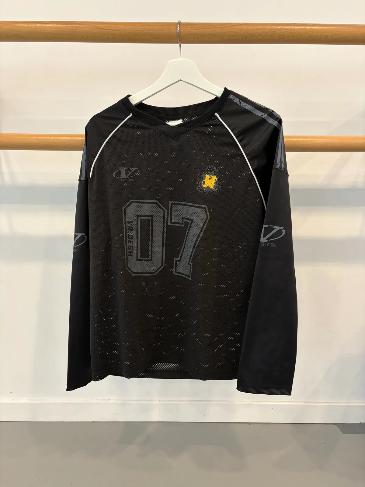 zwart shirt, grijze letters/nummers, lange mouwen