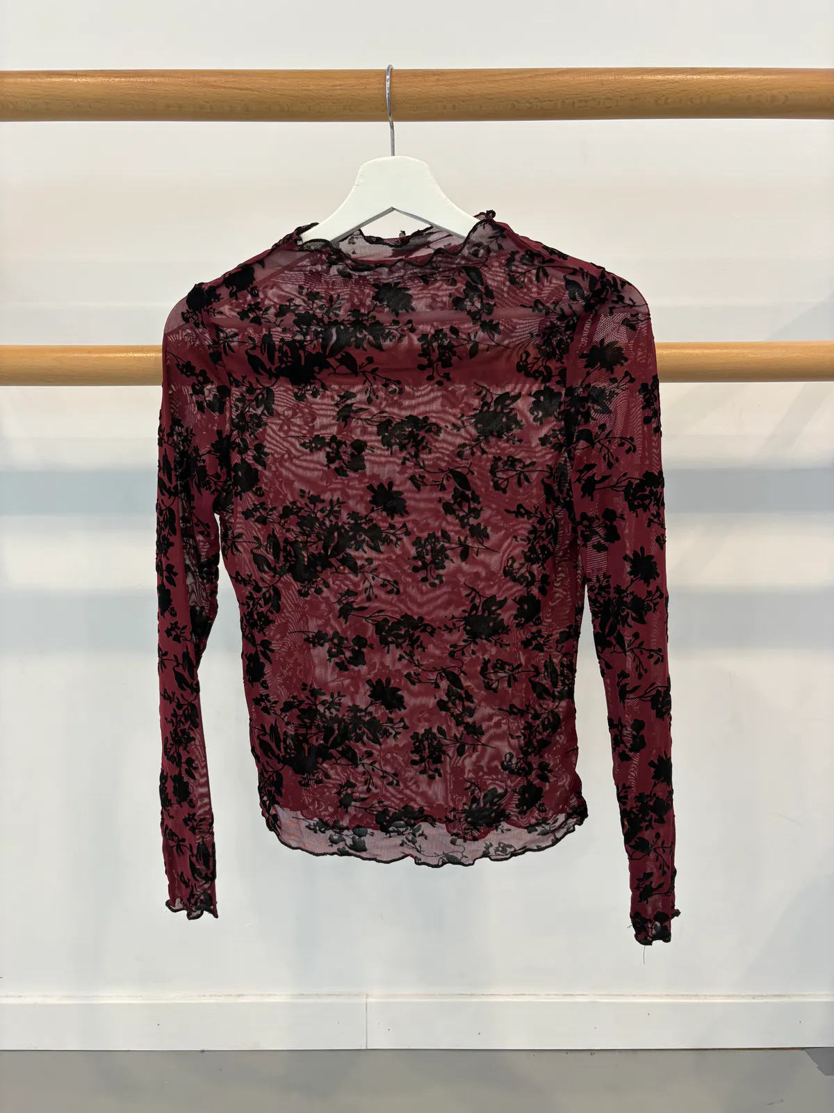 Transparant roodbruin shirt, lange mouwen, zwarte bloemen