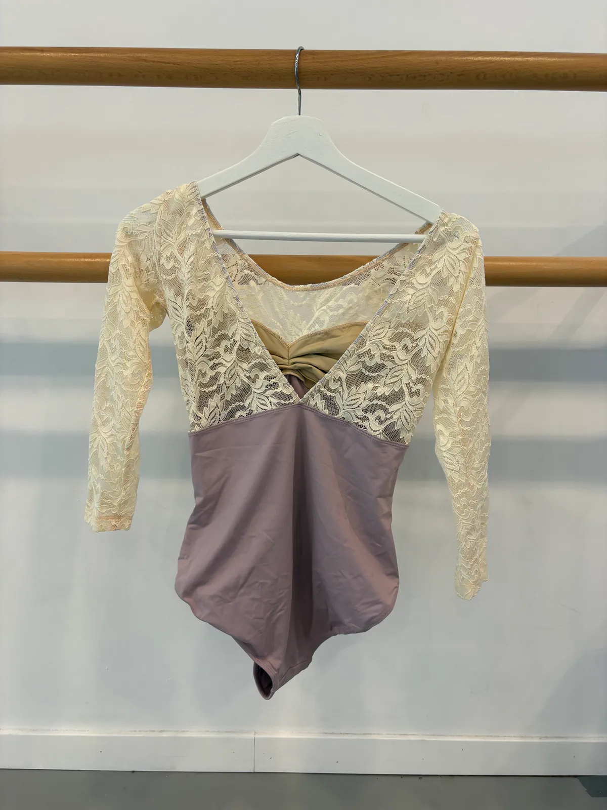 Lila balletpak met beige kant, lange mouwen - Foto 2