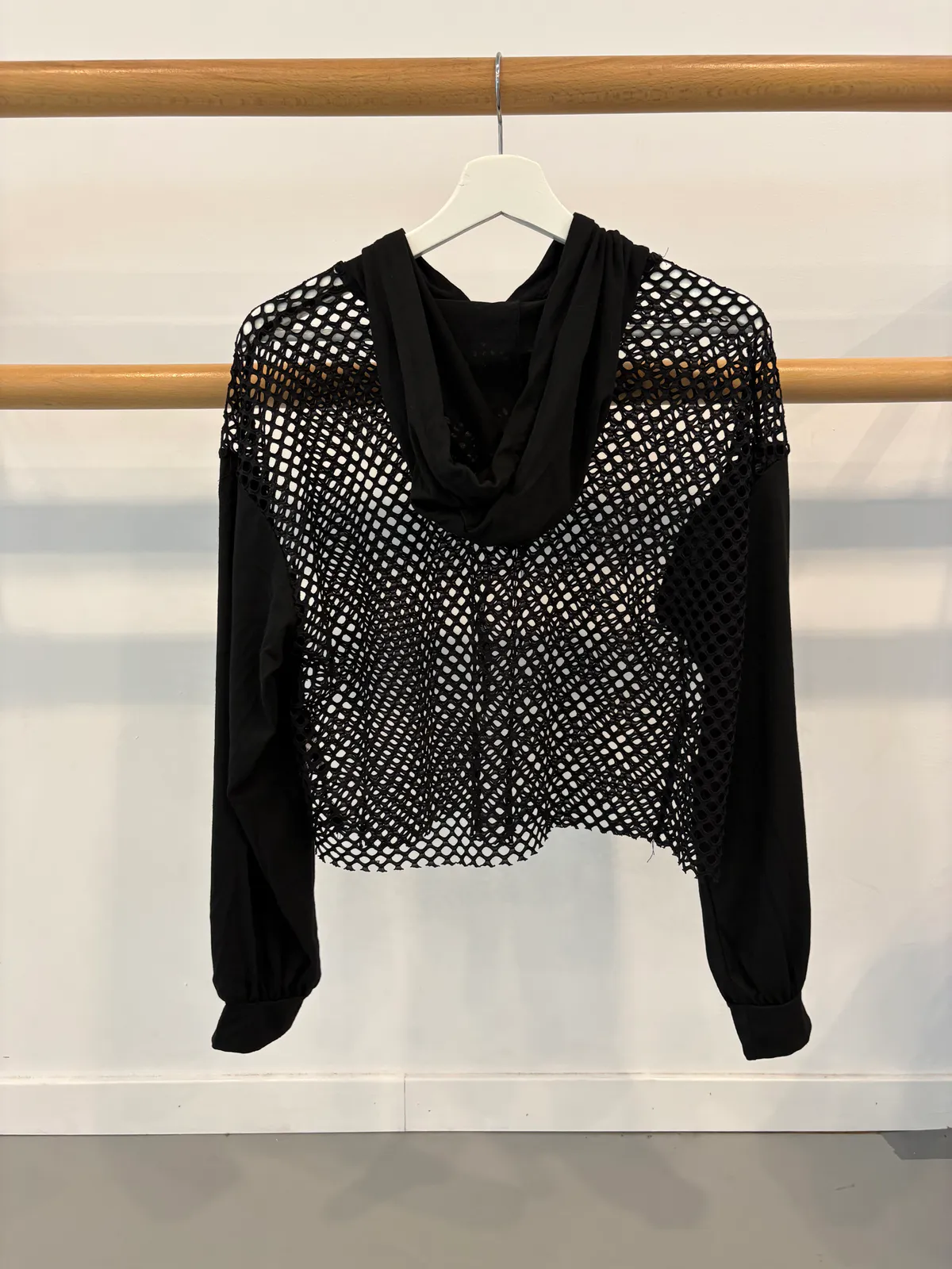 Zwart net shirt, met lange mouwen, met kap - Foto 2