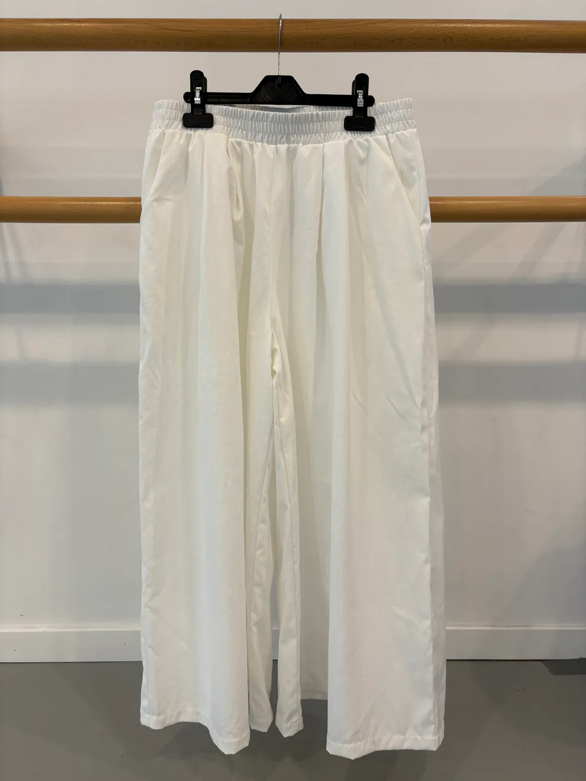 Witte wijde broek