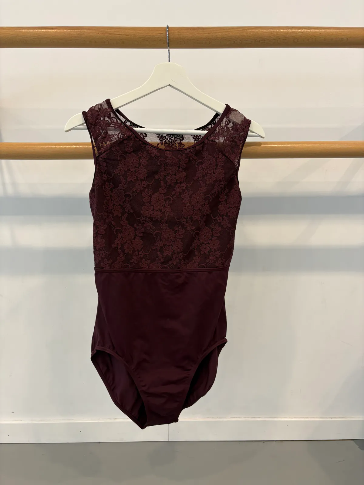 burgundy/bordeaux balletpak, zonder mouwen, met kant (Weissman)