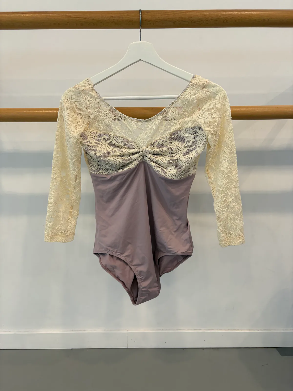 Lila balletpak met beige kant, lange mouwen