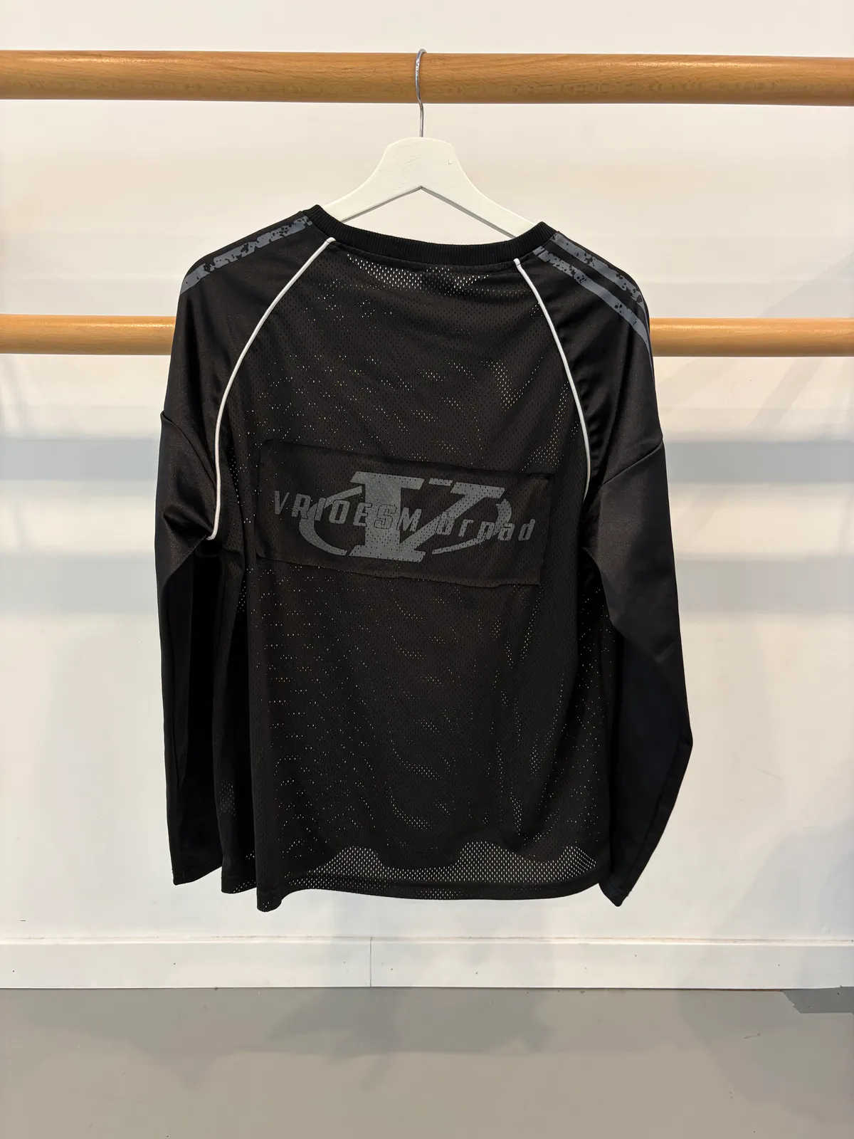 zwart shirt, grijze letters/nummers, lange mouwen - Foto 2