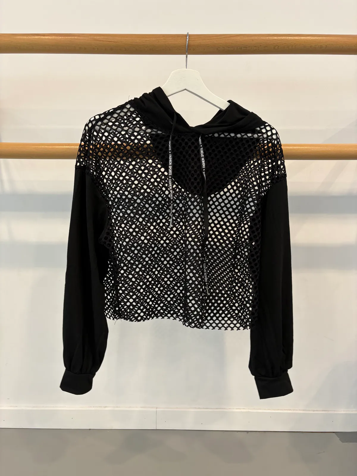 Zwart net shirt, met lange mouwen, met kap