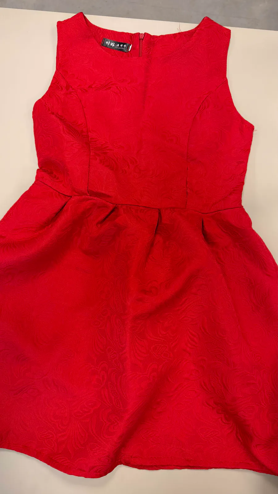Kort rood kleedje