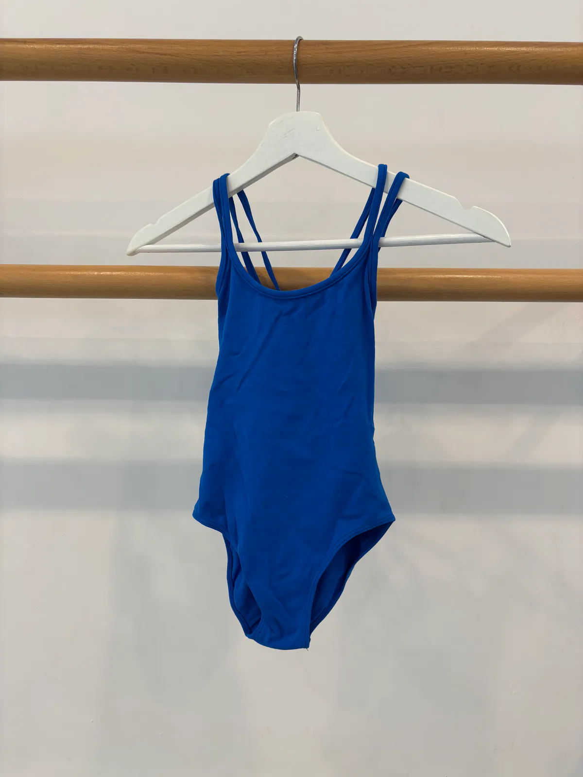 blauw balletpak, gekruiste bandjes